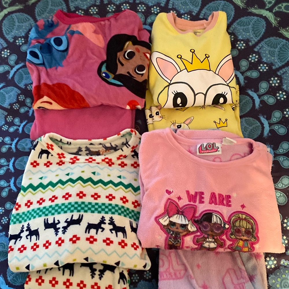 🐿️🐿️ 4 pairs of girls size 4 pajamas